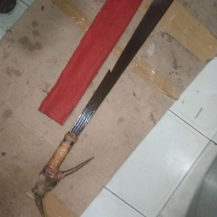 pedang golok Mandau Tangkit dayak kalimantan kuno meteorit asli dari biji besi pasir kuno