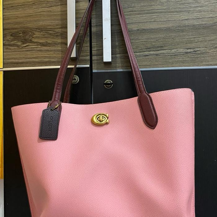 COACH WILLOW TOTEBAG SOFT PINK DENGAN DESAIN ELEGAN DAN TALI SELEMPANG YANG SESUAI