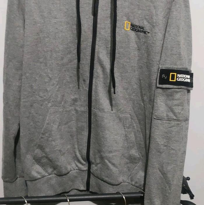 National Geographic Jaket Hoodie Abu-abu dengan Logo dan Patch di Lengan