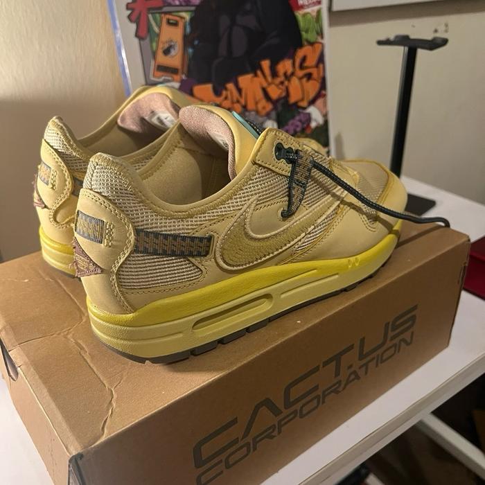 AIRMAX 1 TRAVIS SCOTT / SATURN GOLD / SIZE 40