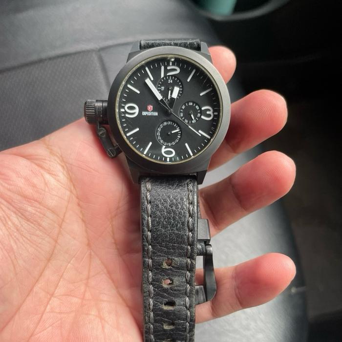Expedition E6339B hitam Kulit