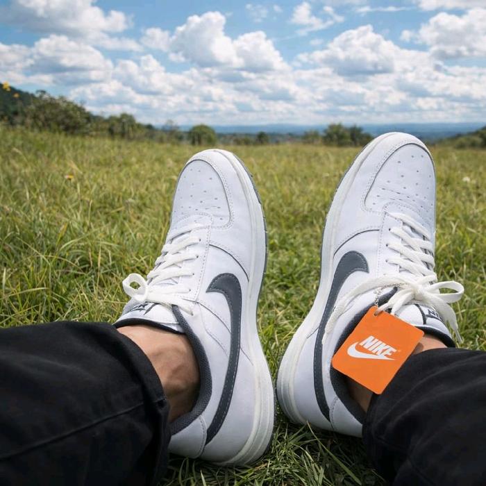 Nike Sepatu Sneakers Pria Putih dengan Logo Hitam Nyaman untuk Olahraga dan Santai