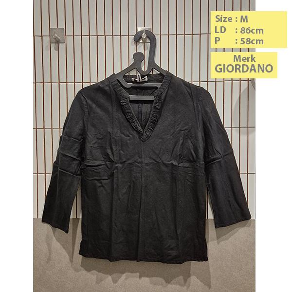 Preloved Murah!!! Giordano Atasan Wanita Lengan 7/8 Warna Hitam dengan Kerah Deep V Neck