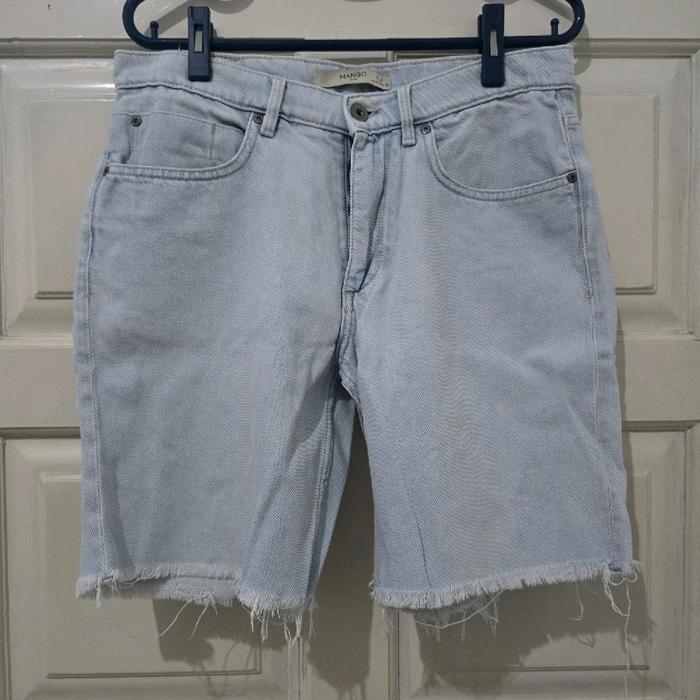 Mango Man light wash denim bermuda shorts with raw hem celana jeans pendek