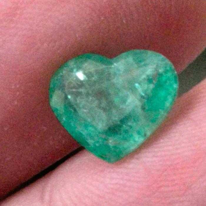 Emerald/zamrud Columbia asli. Bentuk hati/Love/Heart Shape. Dimensi batu: 8.98x11.01x6.15 mm. Warna 