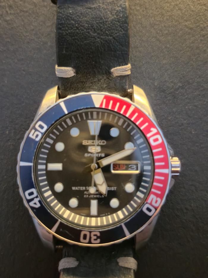 Seiko Jam Tangan Sport SNZF15K1 Tali Kulit Hitam Bezel Merah Biru Tahan Air 100M Gaya Sporty Fungsio