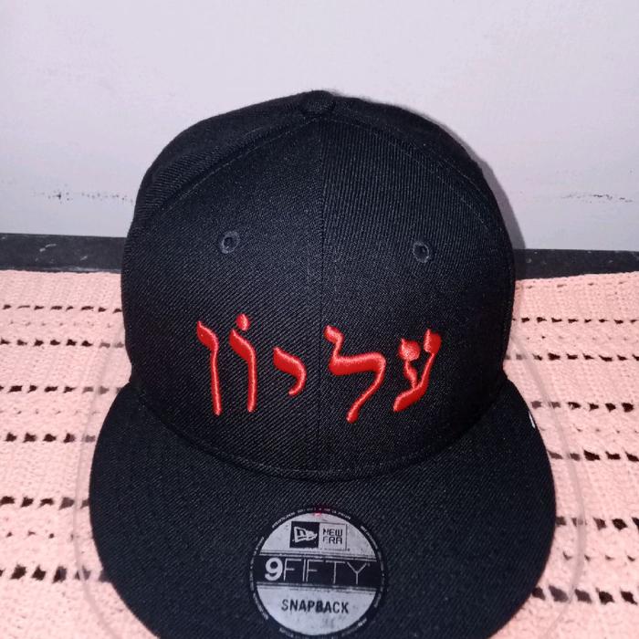 Topi Supreme Hebrew Hitam dengan Logo Merah 9FIFTY New Era