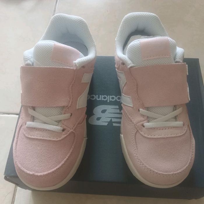 New Balance Sepatu Anak PO300 SP Wide Ukuran 12 Warna Pink dengan Velcro untuk Kenyamanan