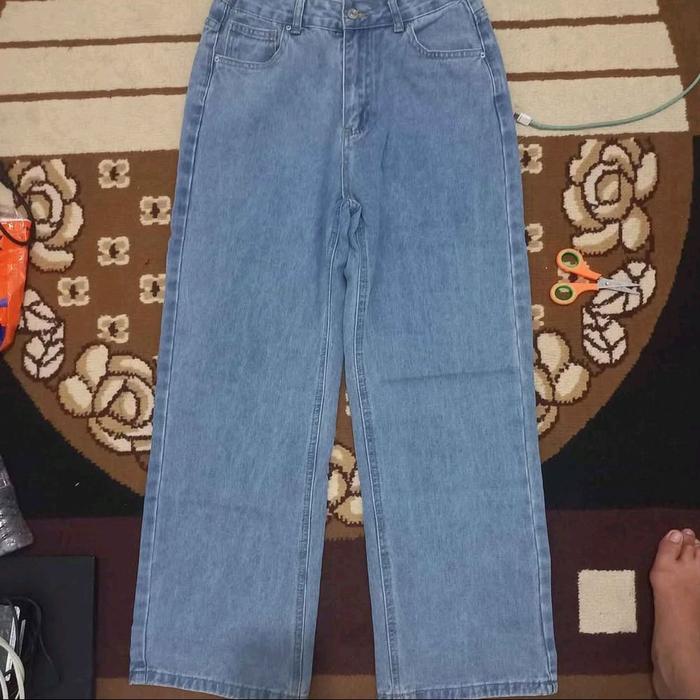 Preloved Celana Jeans Lulu Wanita : Masih baru guys, di aku kebesaran dikit harusnya ukuran S. Untuk