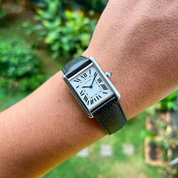 Cartier Tank Must Roman Dial Jam Tangan Elegan dengan Tali Kulit Hitam dan Angka Romawi Klasik untuk