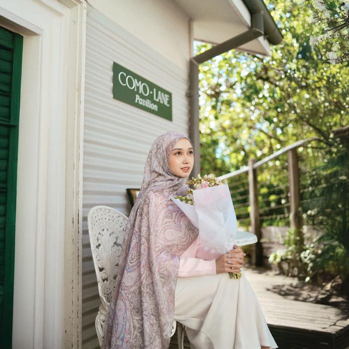White Tea Scarf Pelangi Asmara