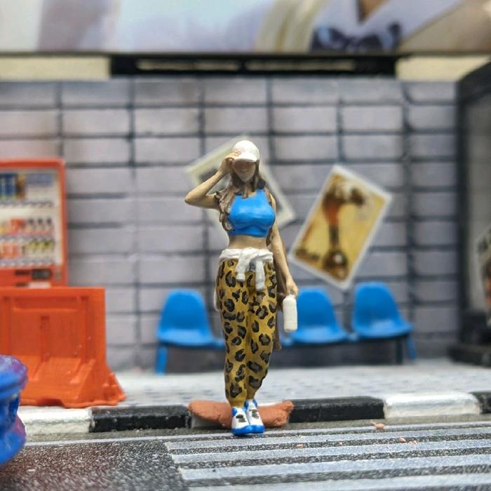 Figure 1/64 Kode 0014 Figure cewek berdiri membawa botol leging motif macan