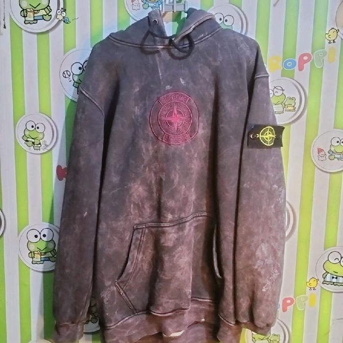 Sweater Hoodie Stond Island dengan Saku dan Hood Motif Logo Merah
