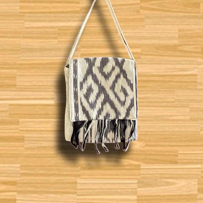 Tas Selempang Tenun Mini Etnik Lombok Toraja dengan Penutup Wanita Motif Khas Ukuran Simpel