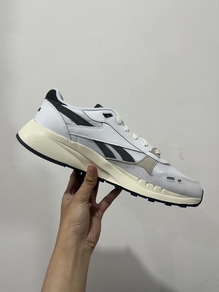 Reebok Classic Leather 2400 Sepatu Sneakers Unisex Kulit Putih 100209524