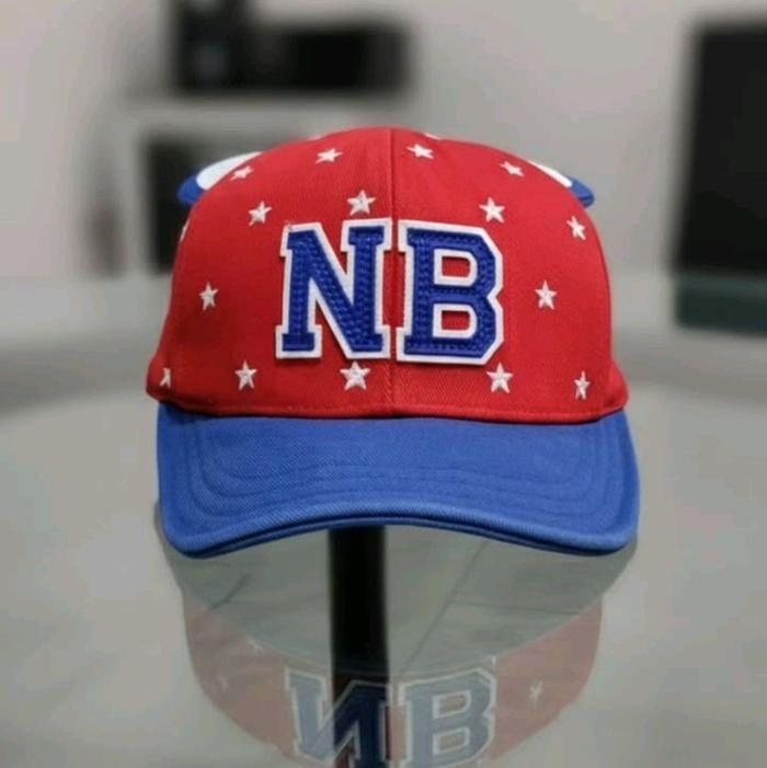 New Balance TOPI ANAK ORIGINAL NB Merah dengan Detail Bintang Biru dan Abu-abu