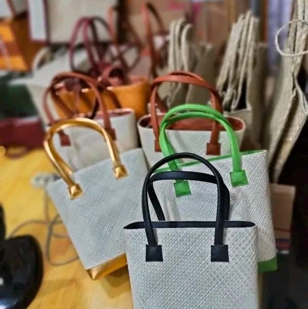 tas prahu pandan yang terbuat dari daun pandan berduri dengan kombinasi rit dan kain