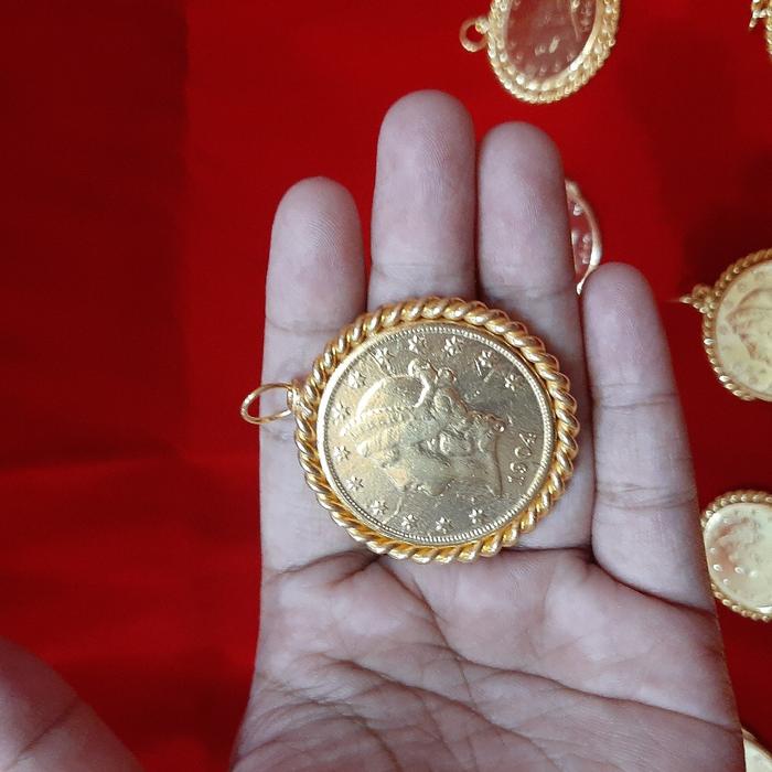 Liontin ringgit liberti lilit