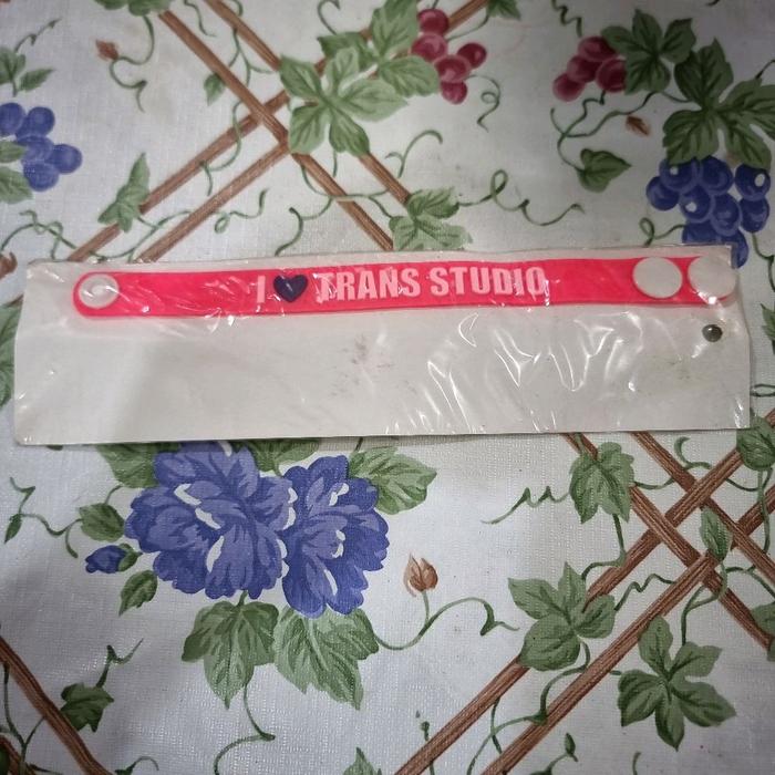 Gelang Trans Studio dengan Tulisan I Love Trans Studio