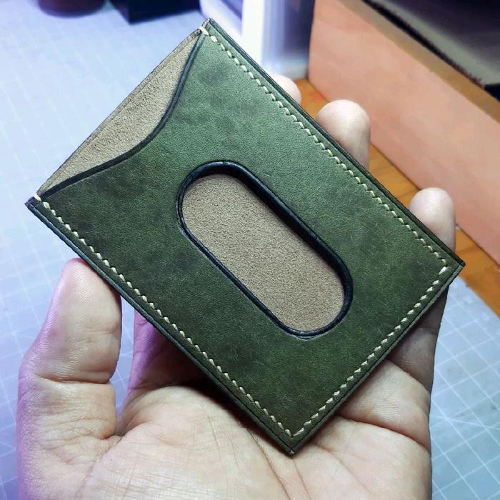 "SOLOIST" Leather card sleeve olive green.
