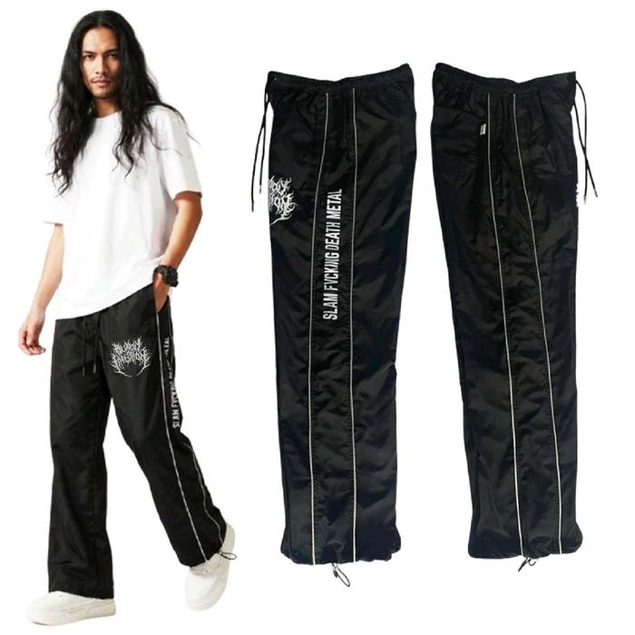 Trackpant Hitam dengan Desain "SLAM FICKING DEATH METAL" dan Garis Putih di Sisi