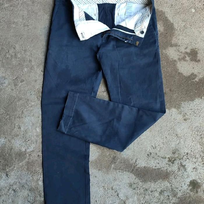 Banana Republic Celana Chino Pria Warna Biru Tua dengan Desain Klasik dan Nyaman