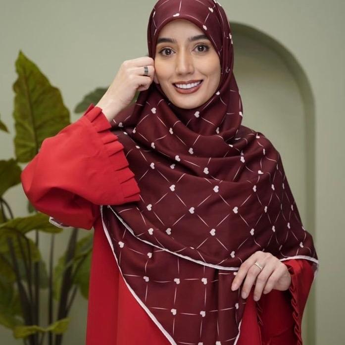 Hijab Voal Amira Segi Empat Maroon Love