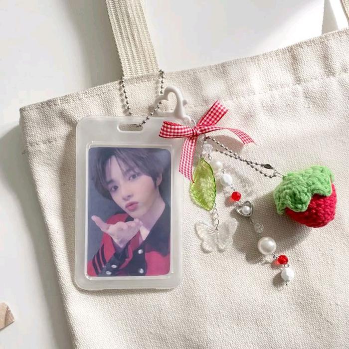Kolbuk pc idol kpop (keychain) kiyowo siap menghiasi kekosongan tas kamu