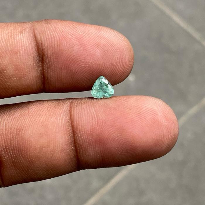 Natural Zambian Emerald Jamrud Batu Zamrud Colombia heart shape ukuran Kecil Dim 5.5x5.5x3.5 CT 0.55