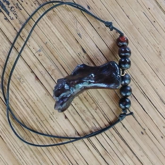 Kalung ukir kayu kaboa motif kaki