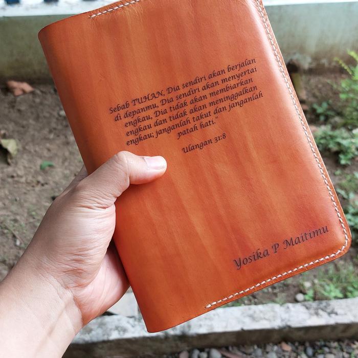 Alkitab Besar Dengan Cover Dari Kulit Sapi Asli Berkualitas