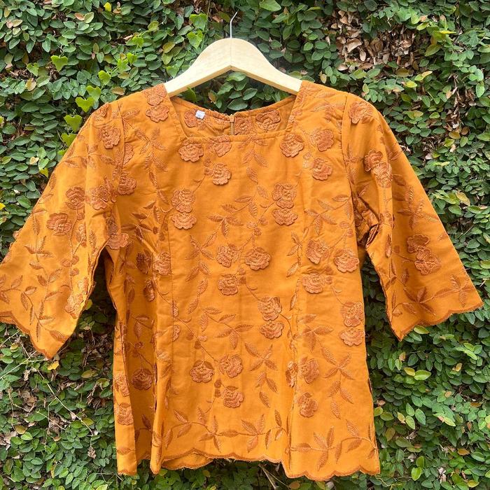 blus katun bordir bunga timbul leher kotak