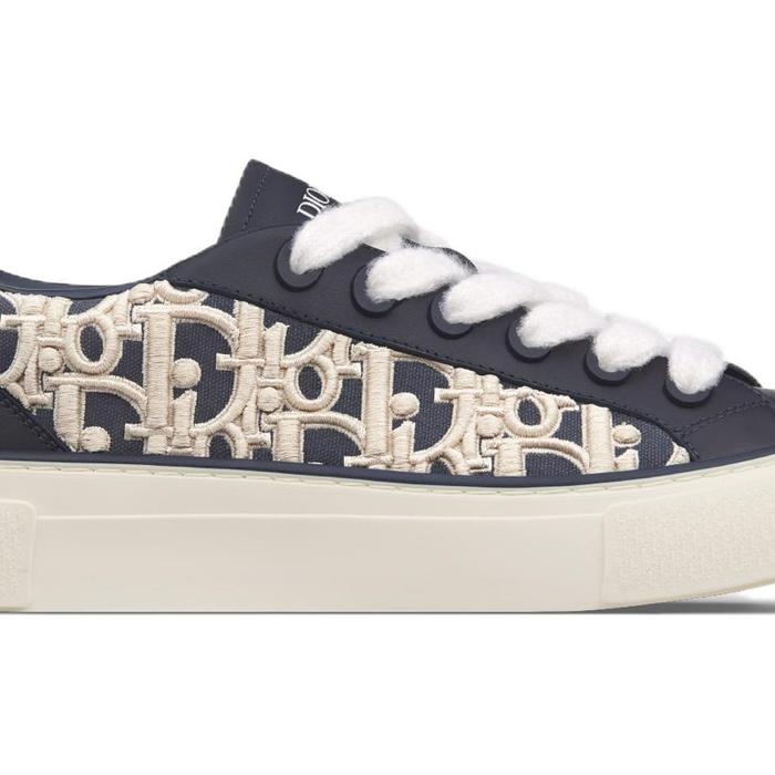 sepatu sneaker Dior B33 dengan motif Dior Oblique berwarna biru navy dan krem.