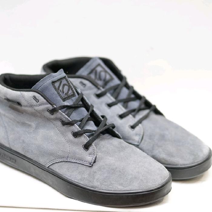FIVE TEN DIRT BAG SUEDE SHOES SIZE 45