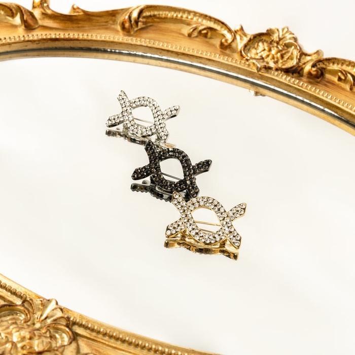 Stella Alice Brooch Monogram Klamby Identity Brooch [Kumpulan Bros Wearing Klamby]