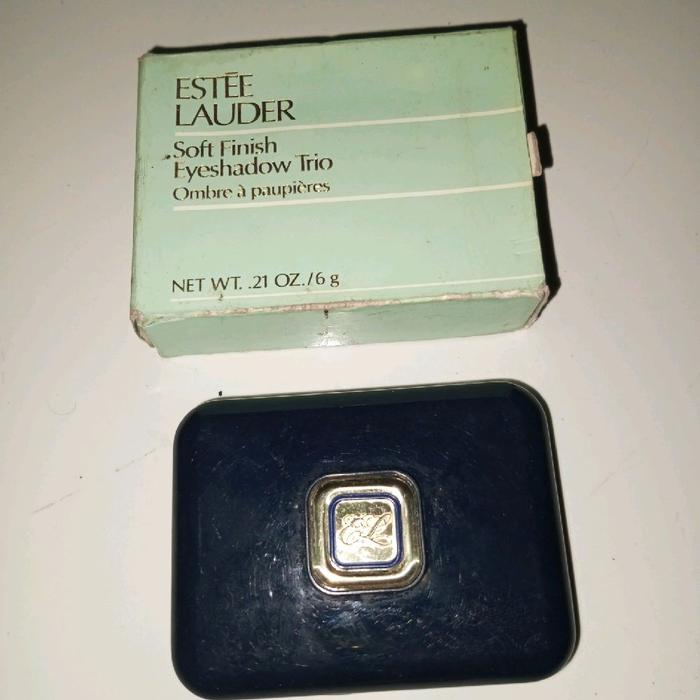 Eye shadow Est,, lah,r  eye shadow trio