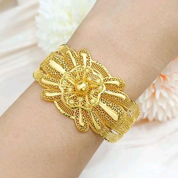 Stok hanya 1 gelang wanita model fushion bunga elegan stylish emas  ayo di order sekarang juga Emas 