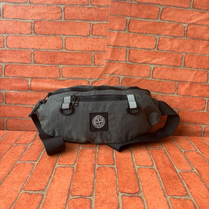 Tas Pinggang Stone Island Pria Second Branded Abu abu dengan Logo Khas dan Desain Praktis / Tas Wais
