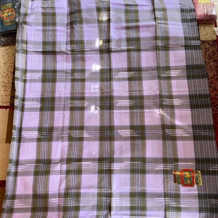 Sarung Cap Ayam 2 Motif Kotak-Kotak dengan Desain Klasik dan Nyaman untuk Penggunaan Sehari-hari
