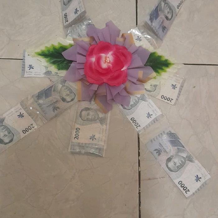 Buket Uang Saveran dengan Bunga Kreatif #buket uangsawer Kalung Bros Hiasan Dengan Uang 2000 Unik da