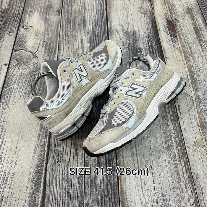 NB 2002R Grey White (41.5) Sneakers Pria
