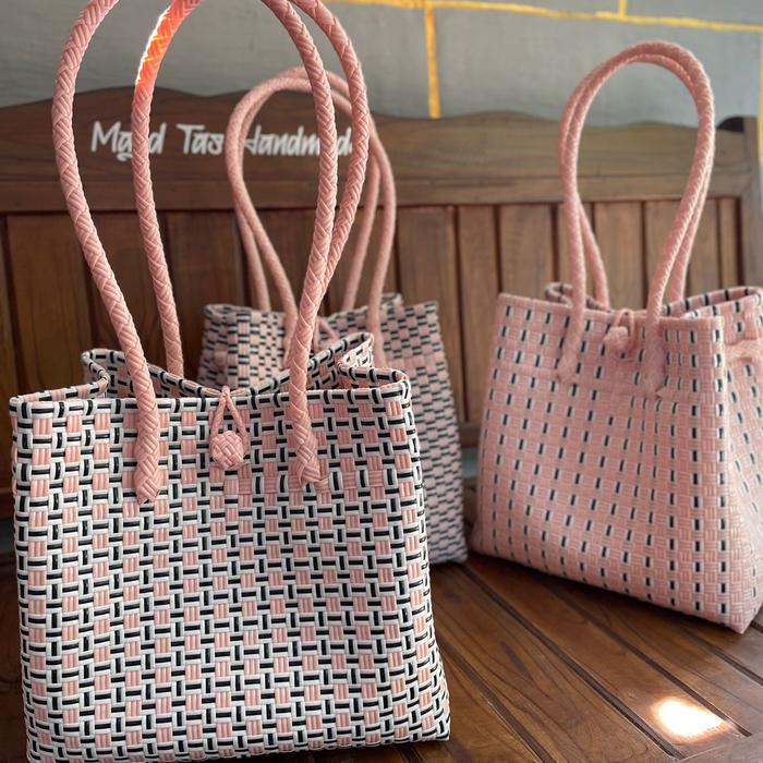 premium [INCLUDE AKSESORIS] Tas tote anyaman plastik Motif Pink Premium Ready Stok tas wanita