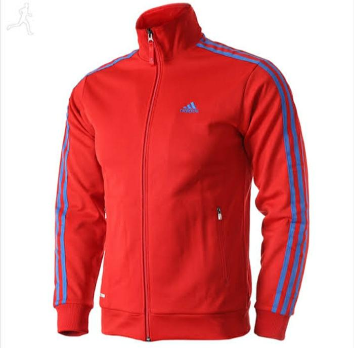 Adidas Jaket Tracktop Merah dengan Desain 3 Garis Biru dan Logo Adidas di Dada