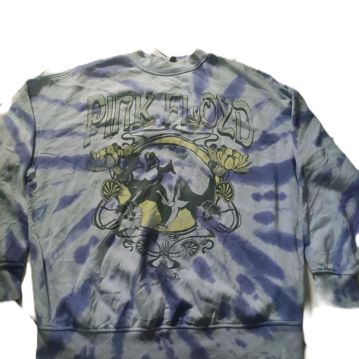 sweater dari H&M tie-dye dengan motif Pink Floyd