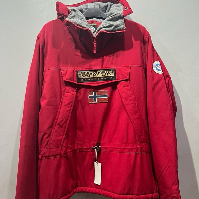 Napapijri Jaket Merah dengan Logo Norway dan Patch Napapijri Geographical
