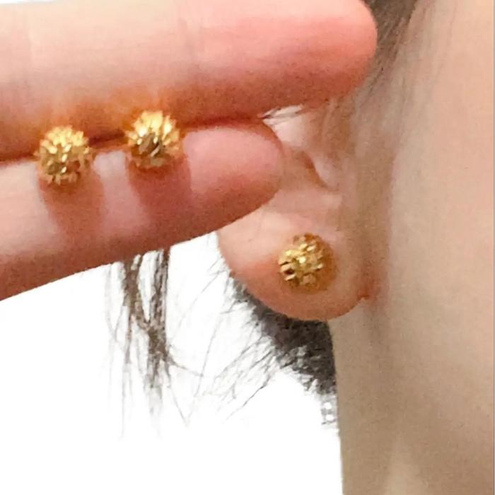 Anting Tusuk Gold Motif Bola Besar Garis Titanium Dewasa Fashion Model Simpel Anti Karat Cocok Untuk