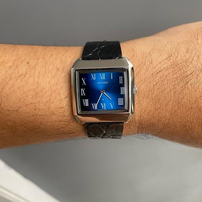 Seiko Chariot 2220-3172 Jam Tangan Pria dengan Tali Kulit dan Dial Biru Romawi Elegan