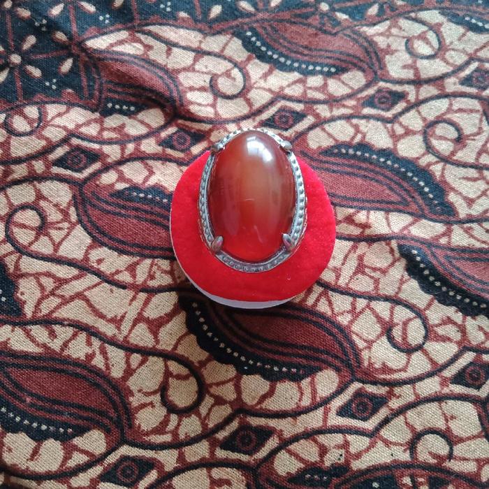 Batu Bacan Obi Red dari Pulau Obi di Maluku Utara. Batu ini dikenal dengan warna-warni cerah seperti