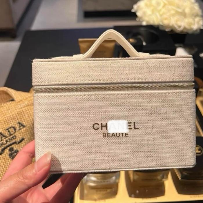CH BEAUTY VANITY GIFT WITH HANDLE