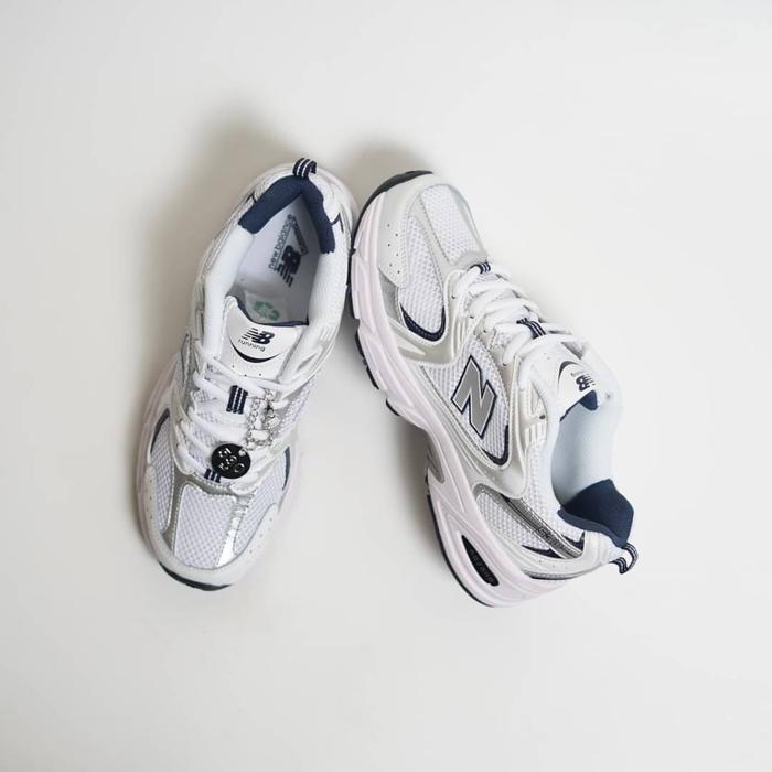 Sepatu NB530 white navy silver fabric "indigo"